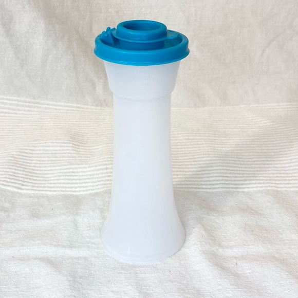 Tupperware Large Salt Shaker NWOT - Picture 2 of 9